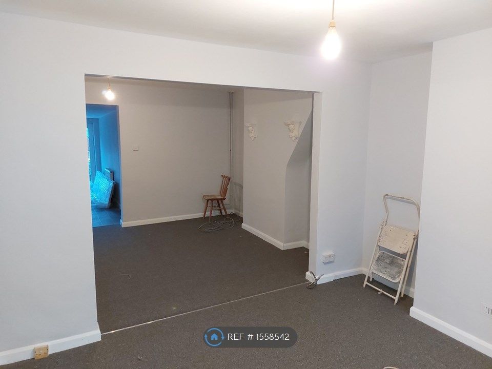 3 bed terraced house to rent in High Street, Great Linford, Milton