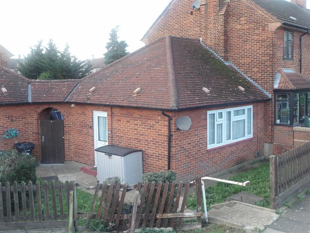 1 bed semidetached bungalow for sale in Manford Cross, Chigwell, Essex