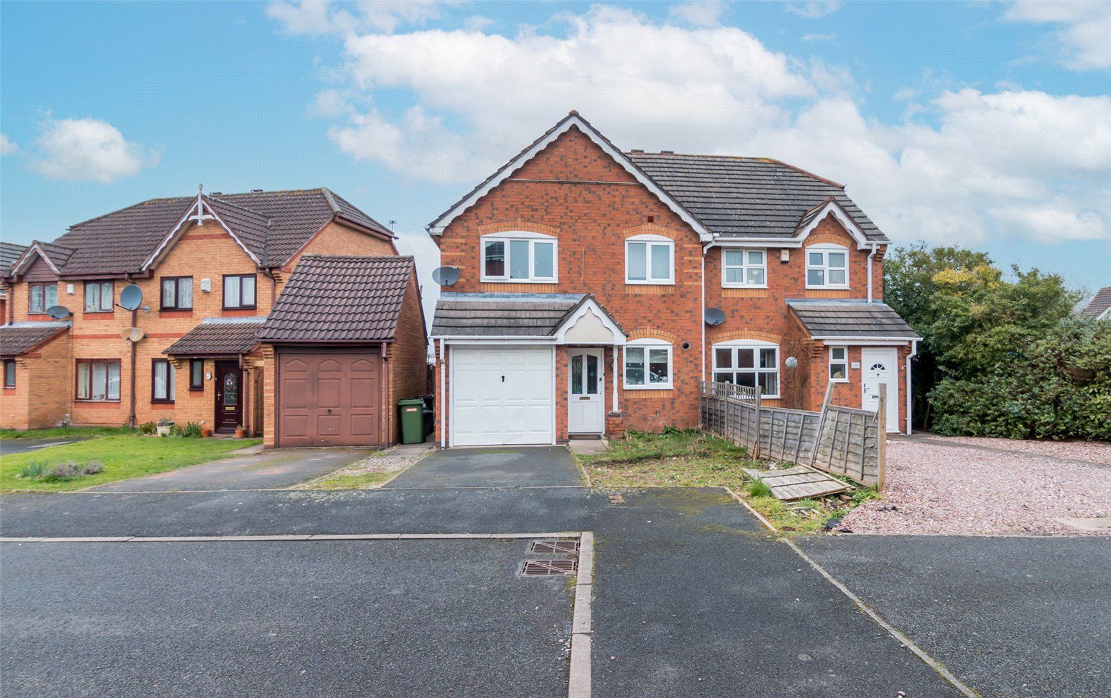 3 bed semidetached house for sale in Paddock View, Dunstall Park