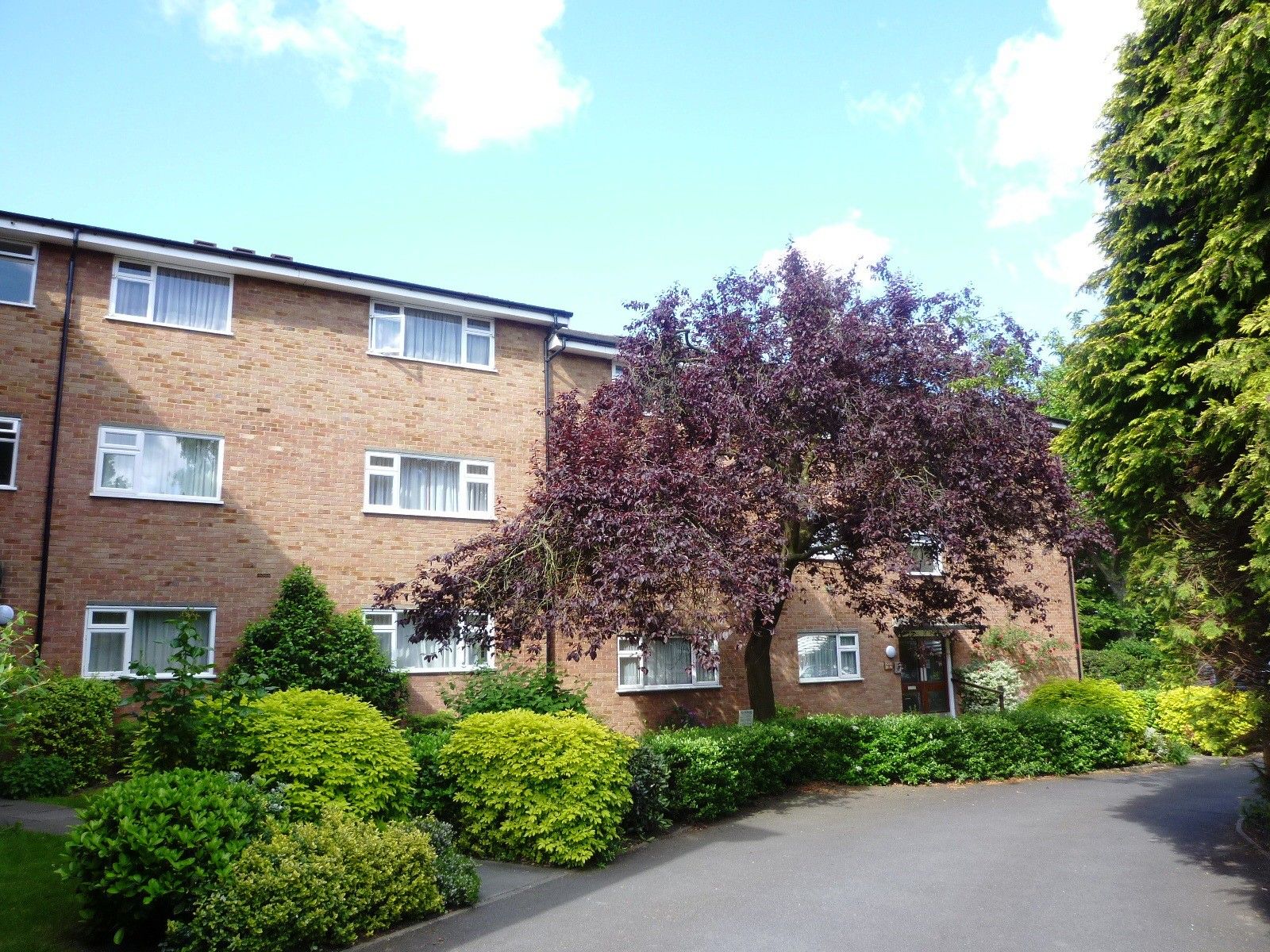 2 bed property to rent in Palmerston Court, Lovelace Gardens, Surbiton