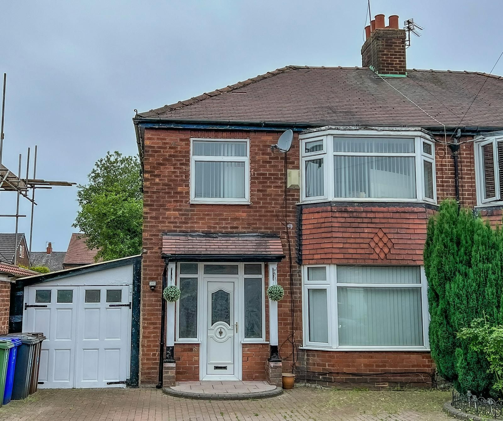 3 bed semidetached house for sale in Cranbourne Close, AshtonUnder