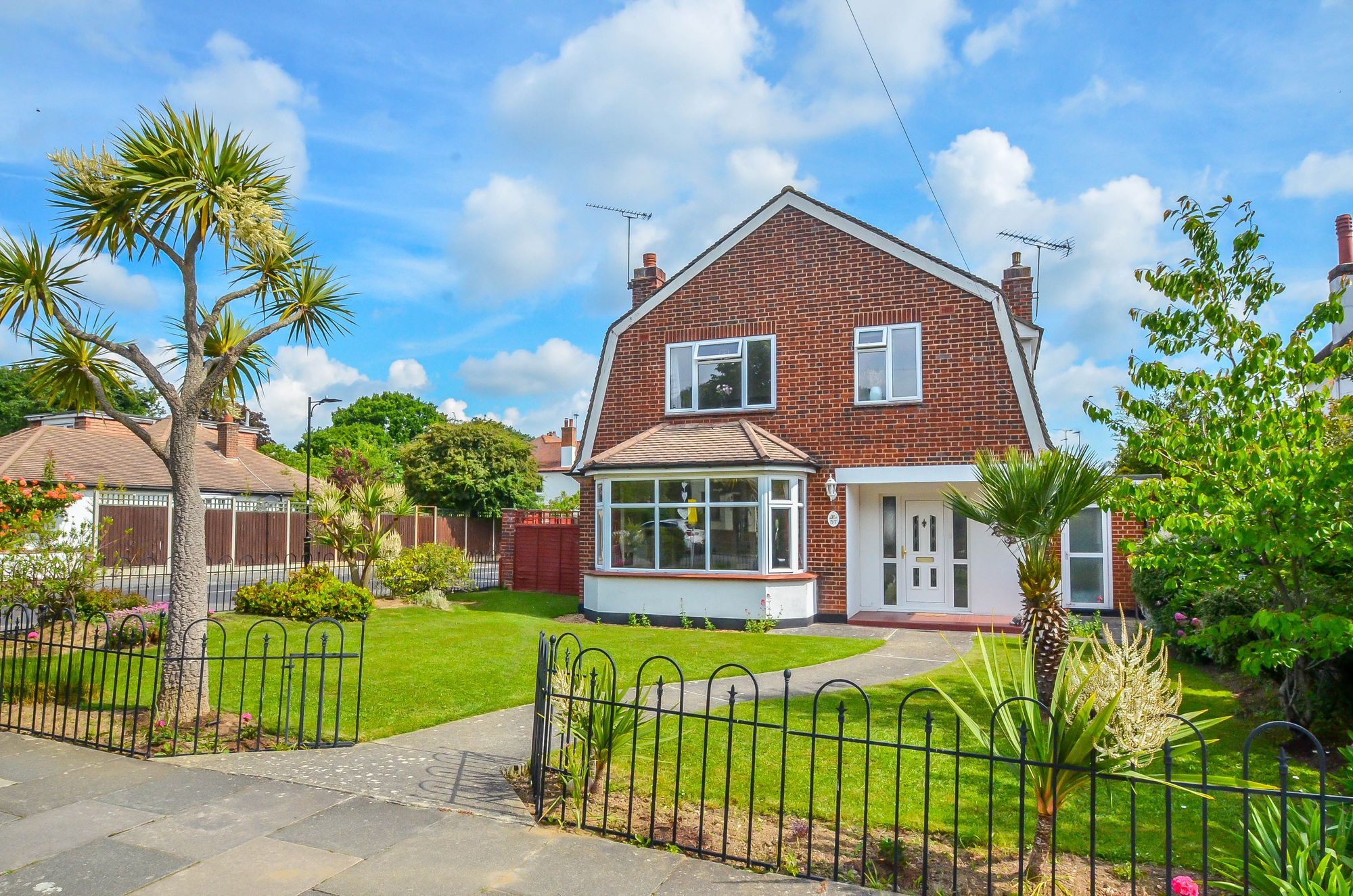 3 bed detached house for sale in Woodside, LeighOnSea SS9 Zoopla