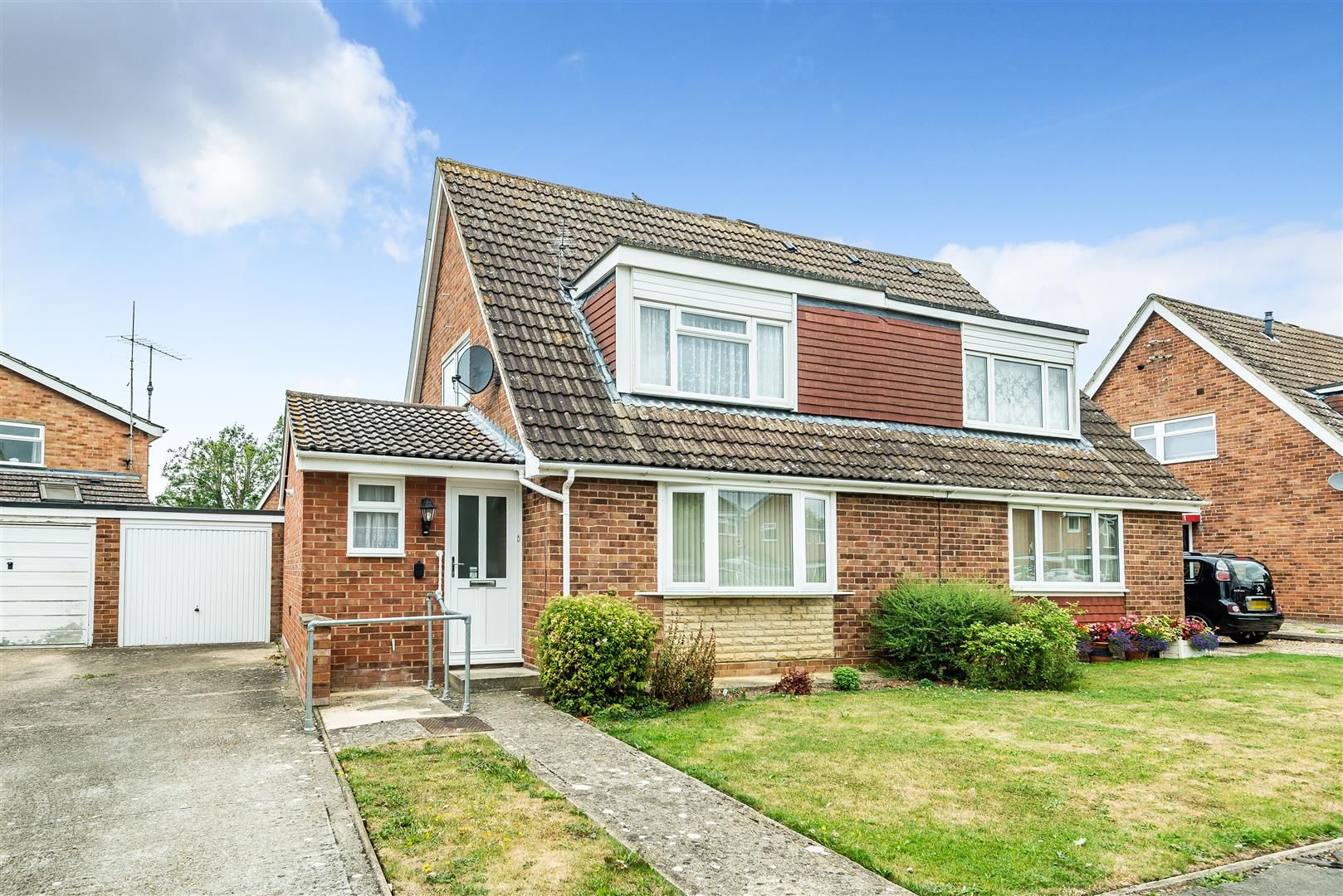 3 bed semidetached house for sale in Copthorne Close, Oakley, Bedford