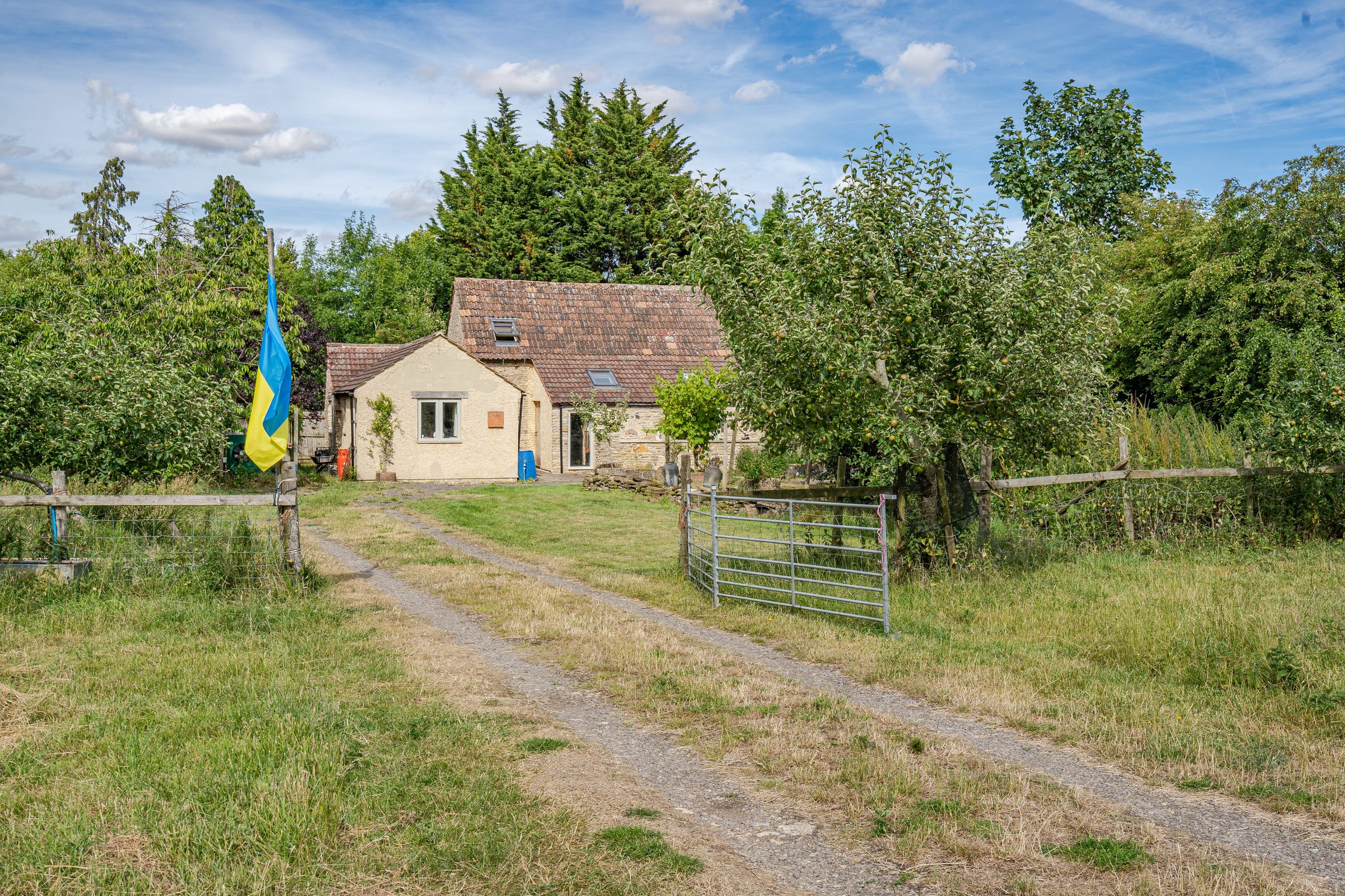 3 bed barn conversion for sale in Cricklade Road, South Cerney
