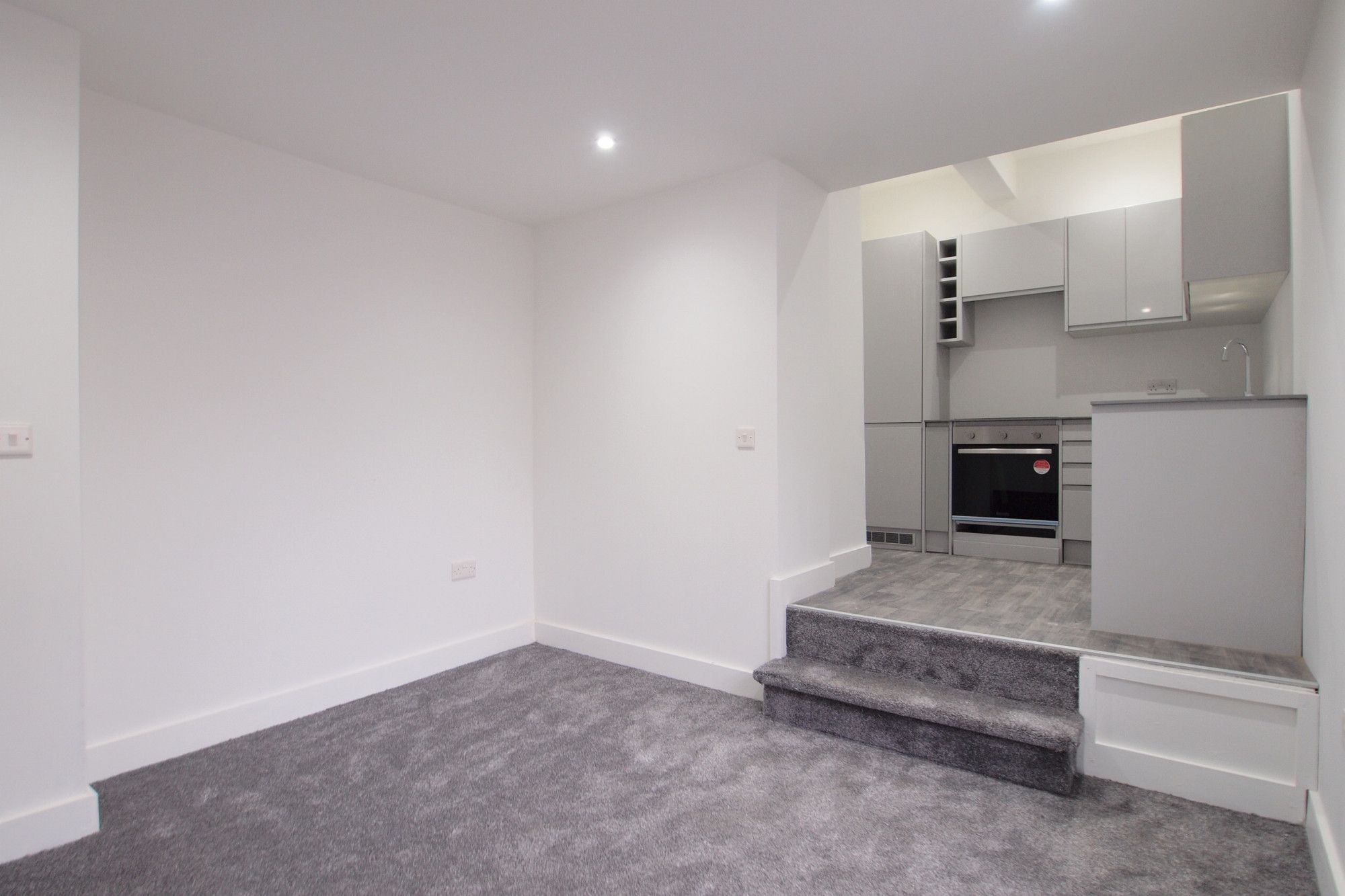 1 bed flat to rent in High Street, Ewell Village, Surrey KT171Rx KT17