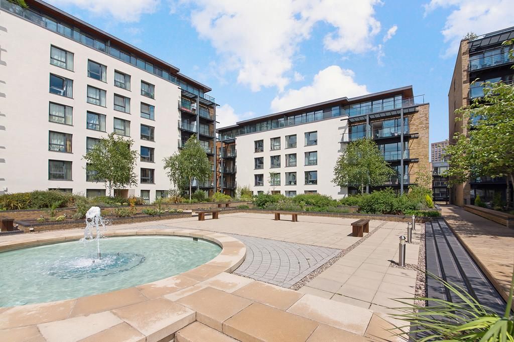 2 bed flat to rent in Boardwalk Place, Canary Wharf, Blackwall, Poplar