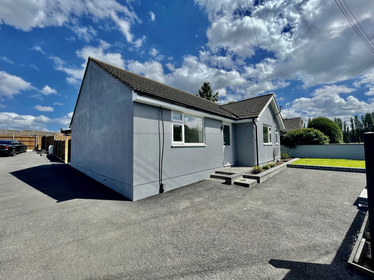 6 bed semidetached bungalow for sale in Hockenden Lane, Swanley BR8