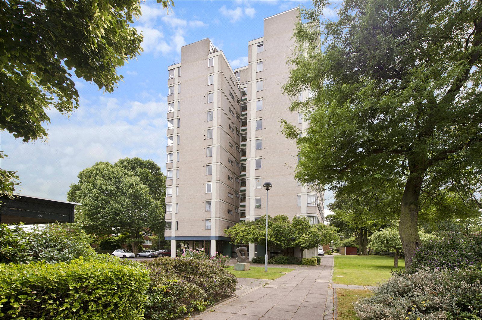 2 bed flat to rent in The Towers, Lower Mortlake Road, Richmond TW9