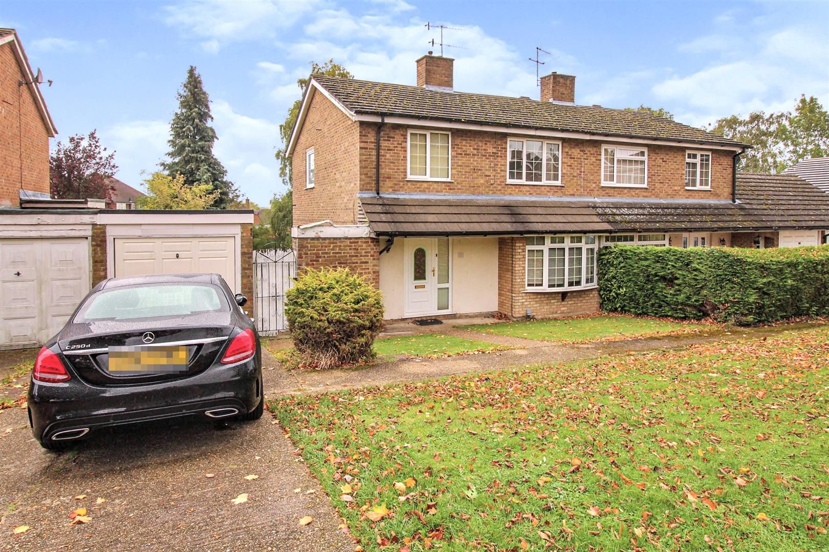 3 bed semidetached house to rent in Crofts Path, Hemel Hempstead HP3