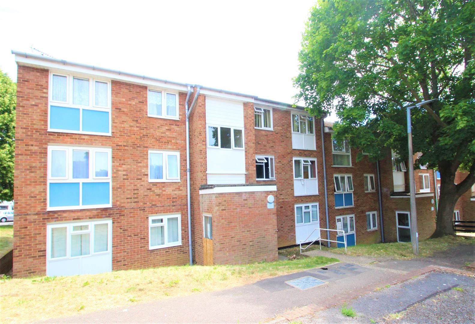 2 bed flat to rent in Cleves Road, Woodhall Farm, Hemel Hempstead HP2
