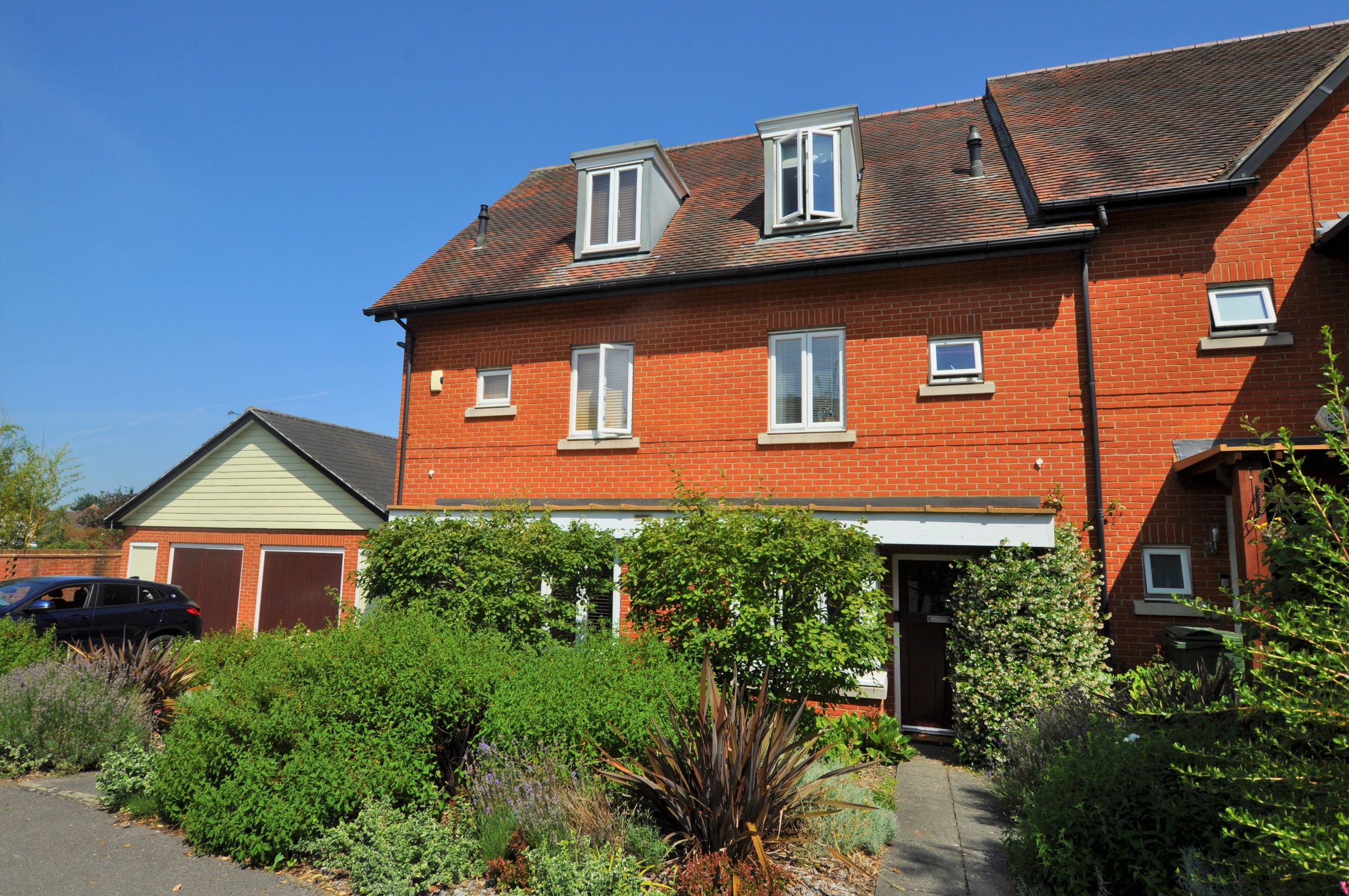 3 bed town house for sale in Henderson Avenue, Guildford GU2 Zoopla