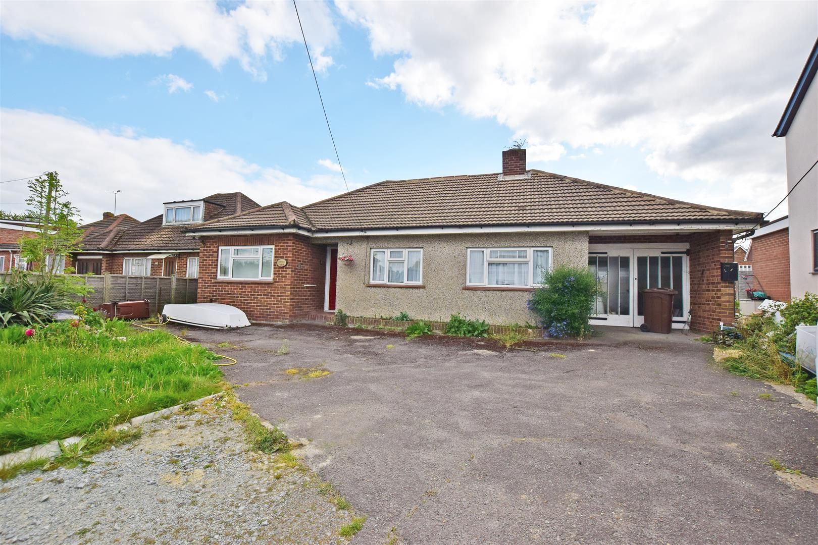 3 bed detached bungalow for sale in Lower Rainham Road, Rainham