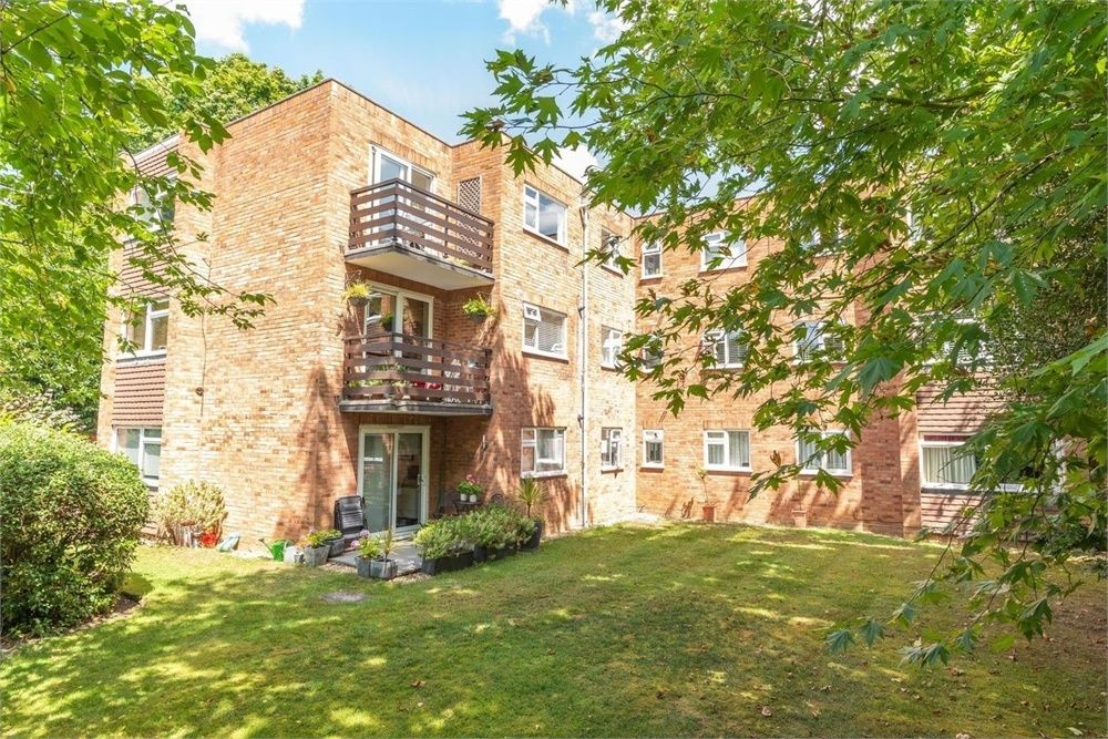 29 Oatlands Chase, Weybridge, Surrey KT13  