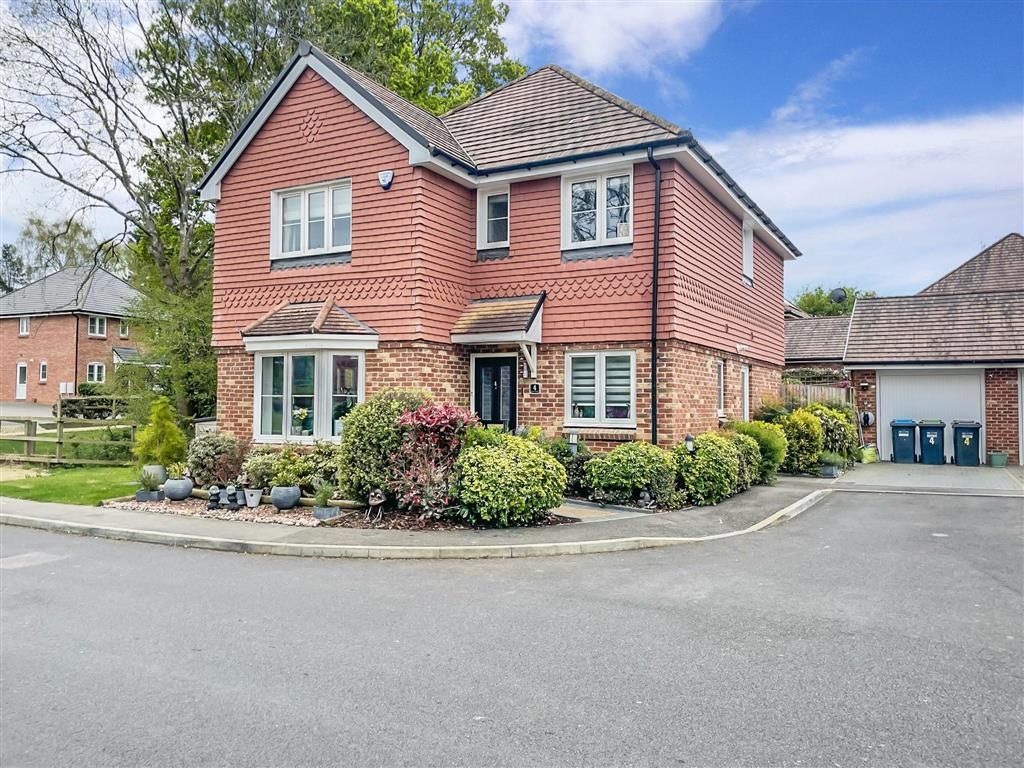 4 bed detached house for sale in Acorn Avenue, Crawley Down, West