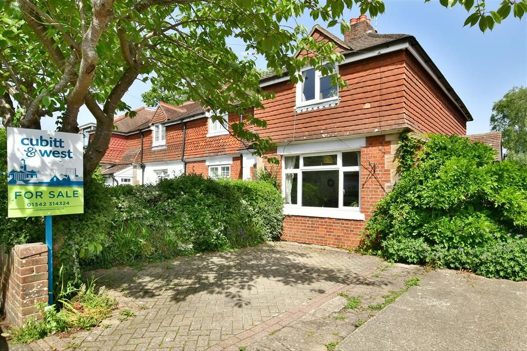 2 bed end terrace house for sale in Frith Park, East Grinstead, West