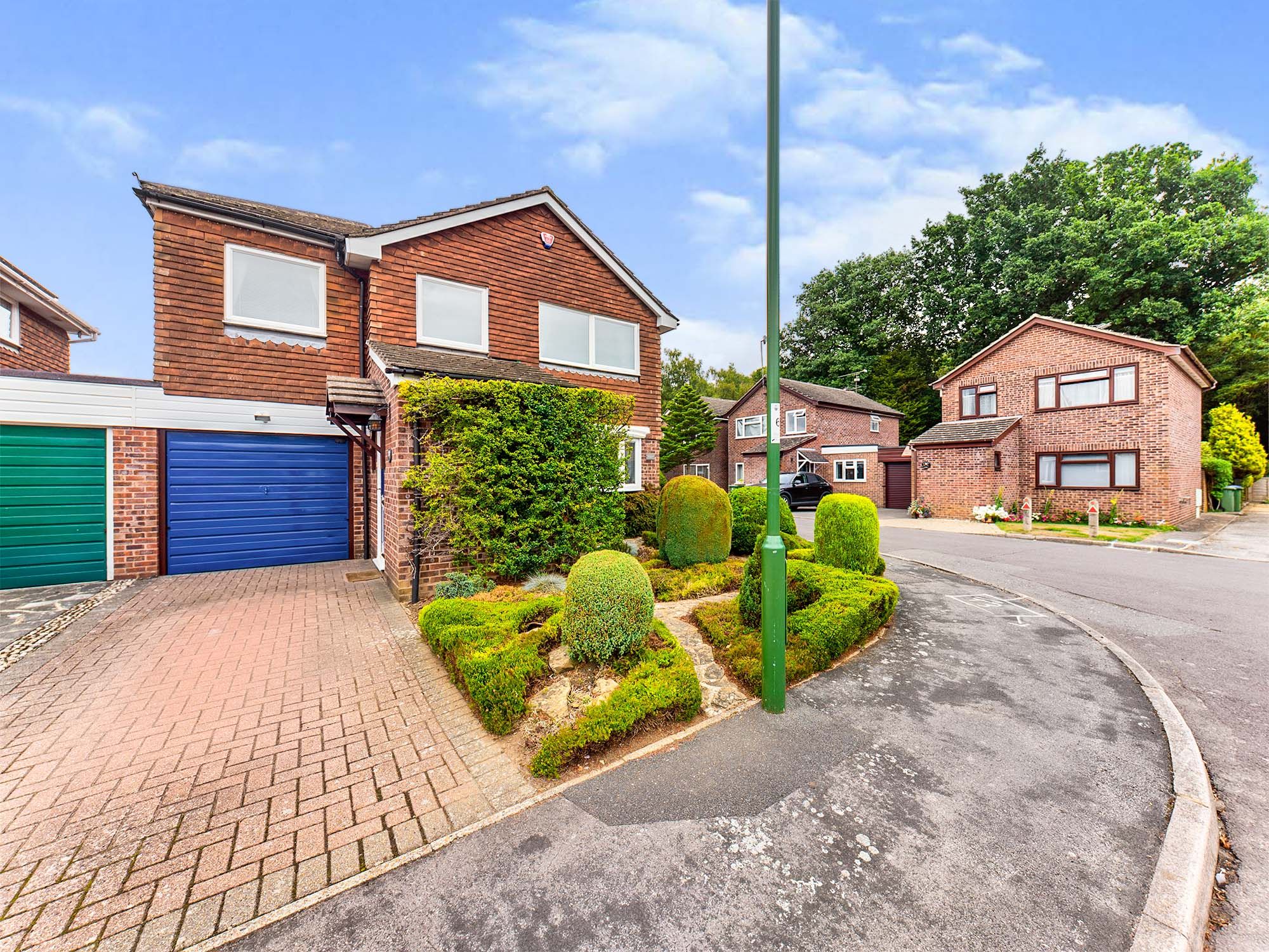 4 bed linkdetached house for sale in Falklands Drive, Horsham RH13