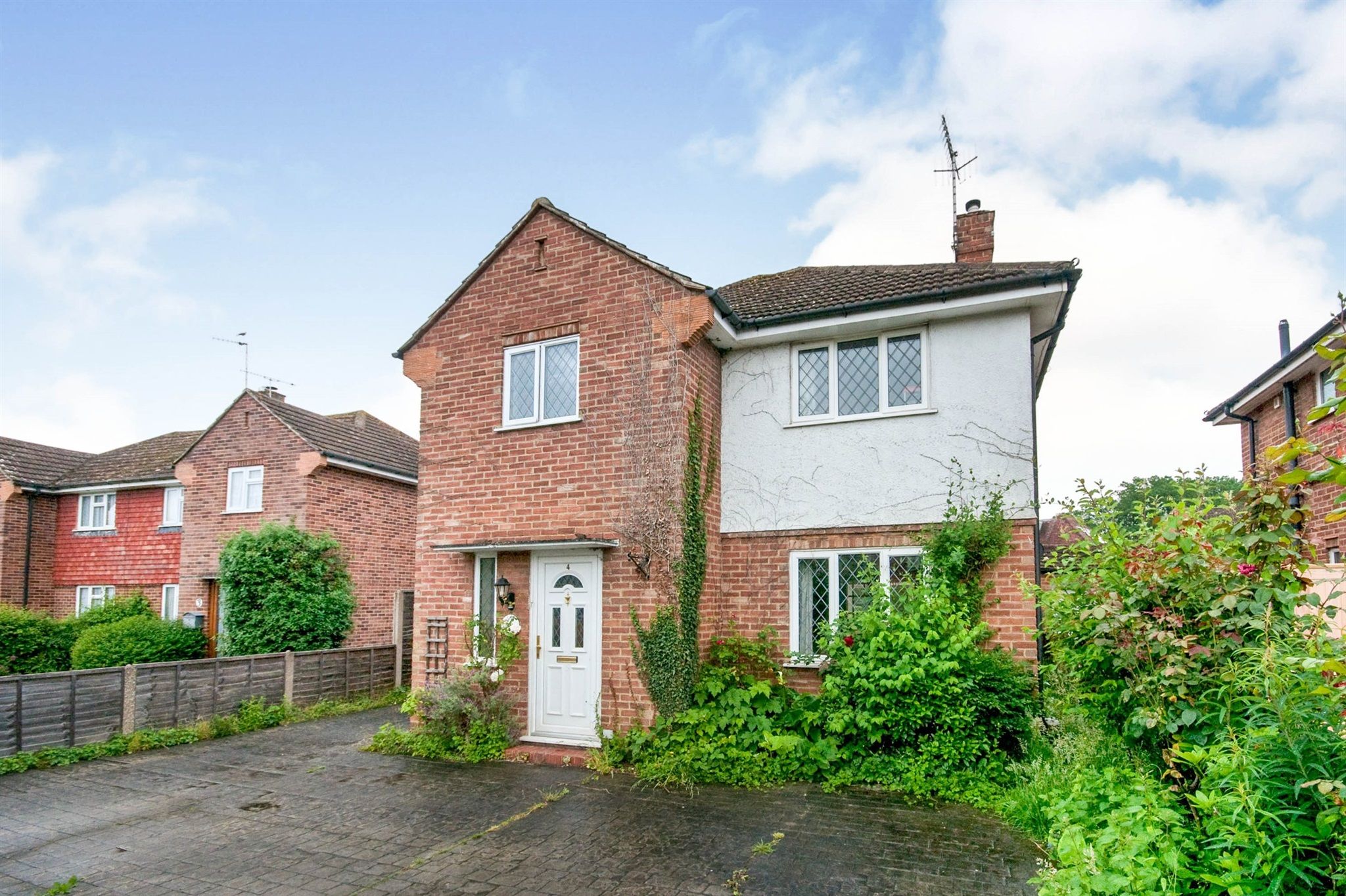 3 bed detached house for sale in Grange End, Smallfield, Horley RH6