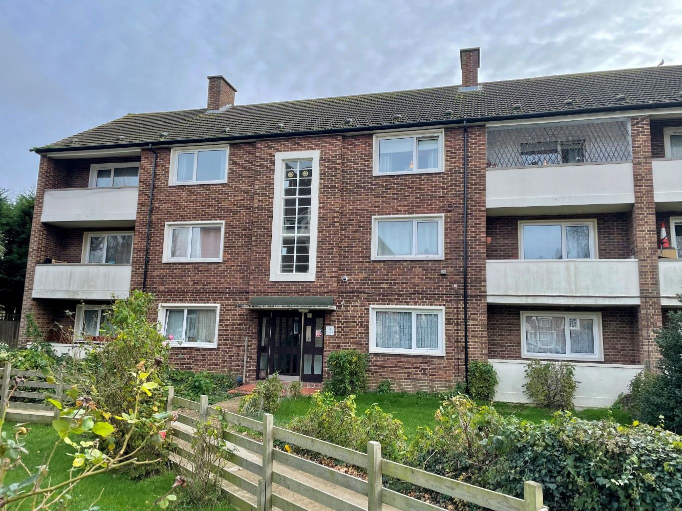 2 bed flat for sale in Nelson Close, WaltonOnThames, Surrey KT12 Zoopla