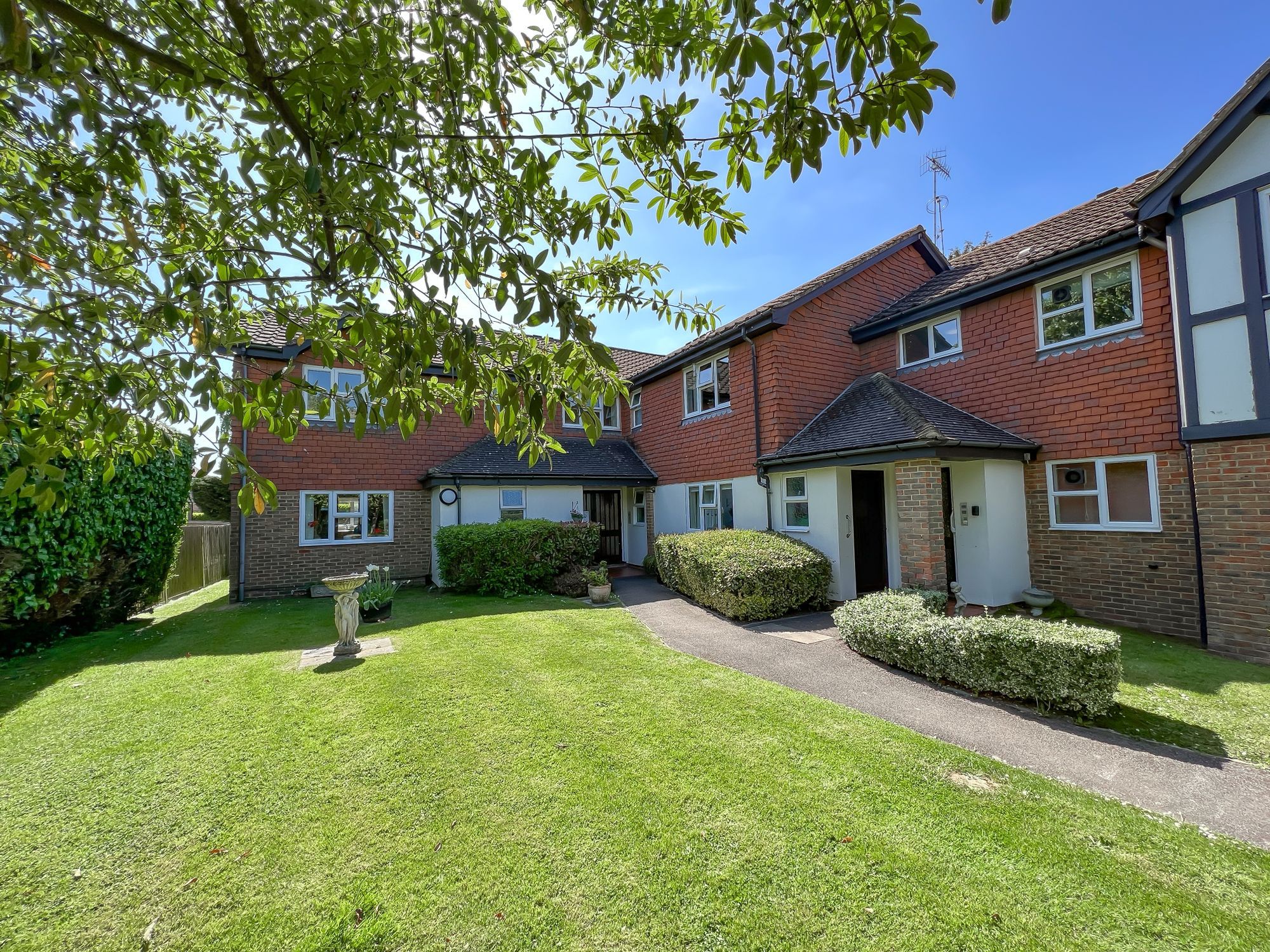 2 bed flat for sale in Godstone Road, Lingfield RH7 Zoopla