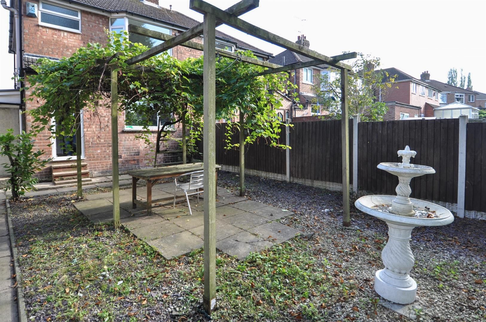 3 bed semidetached house to rent in Sunbury Road, Northfield