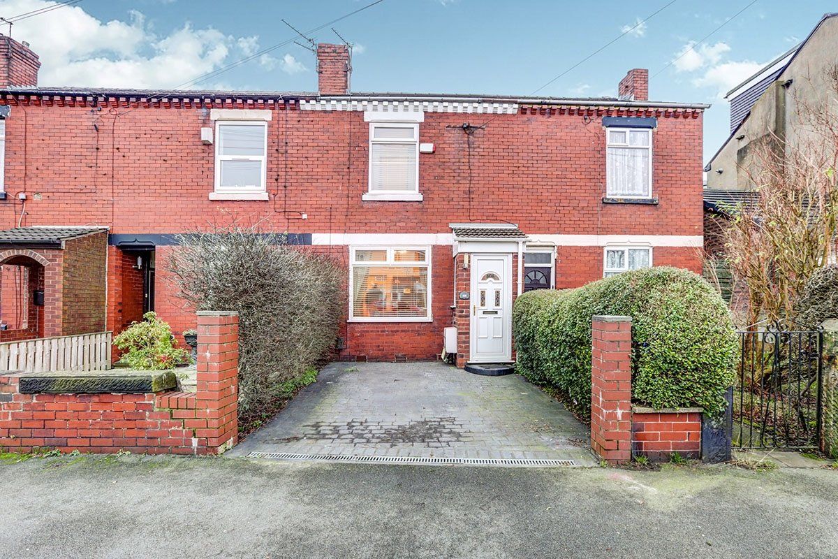 2 bed terraced house to rent in Moss Lane, Wardley, Swinton, Manchester