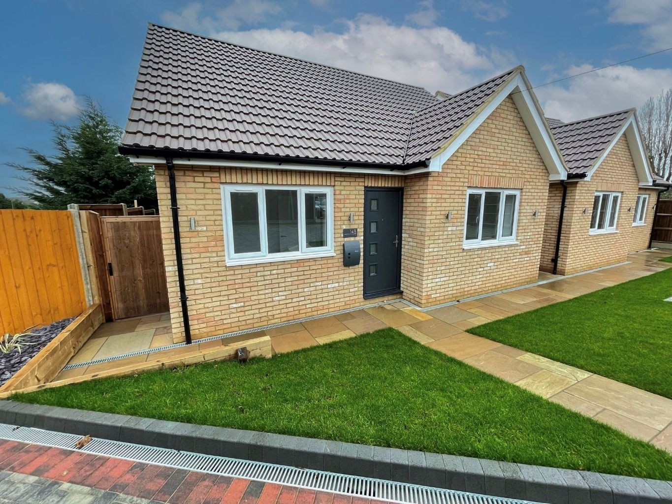 New home, 3 bed detached bungalow for sale in Gransden Close, Luton LU3