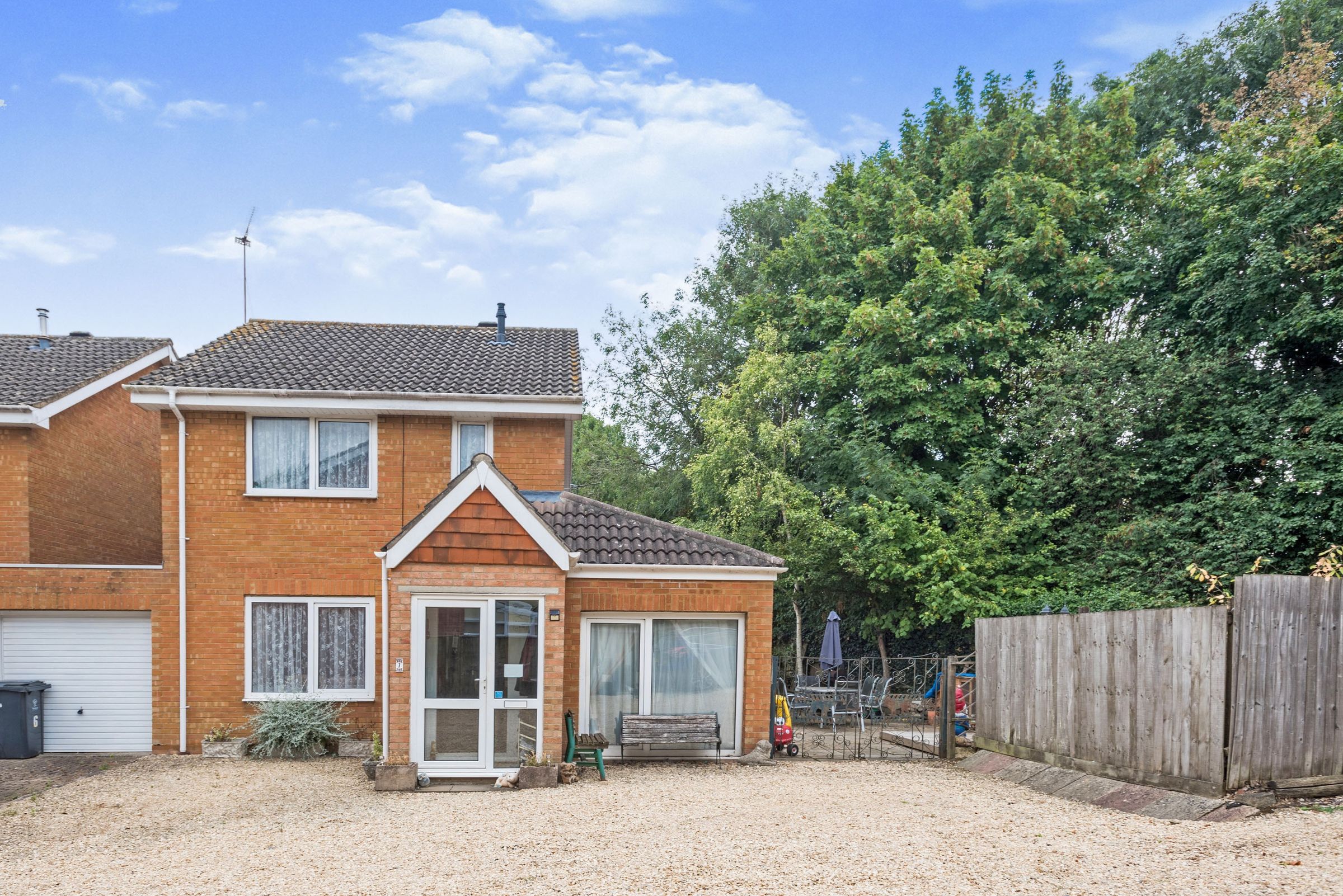 3 bed linkdetached house for sale in Ashburnham Close, Swindon SN5