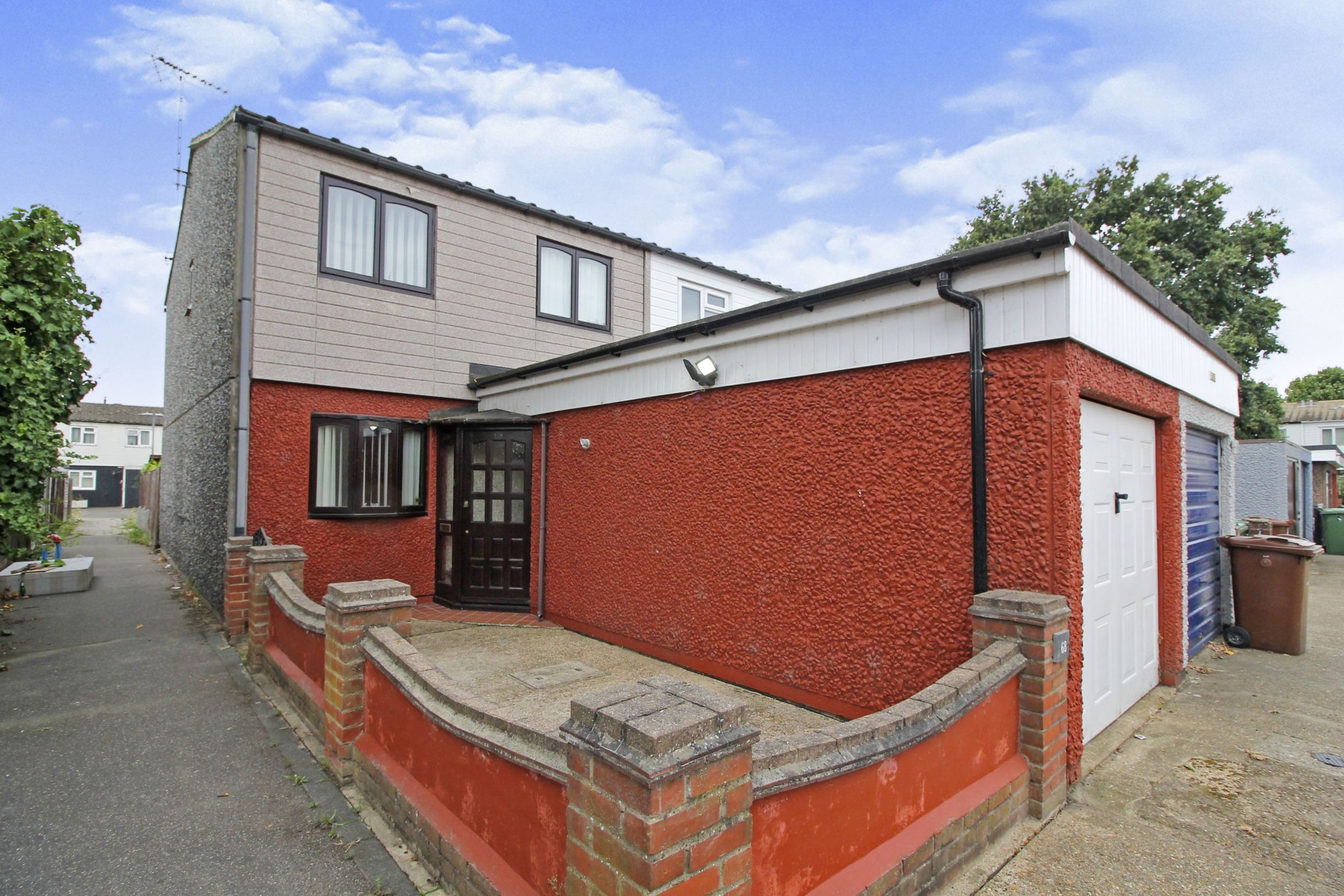 3 bed end terrace house for sale in Celandine Close, South Ockendon
