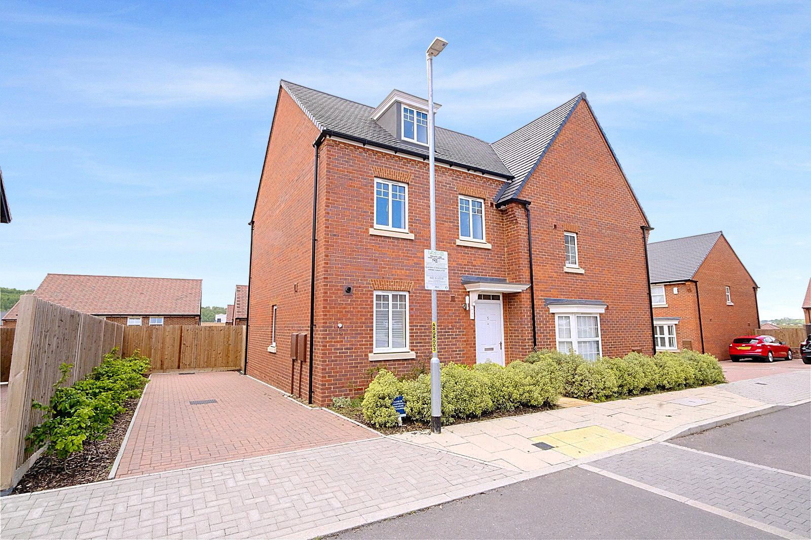 3 bed semidetached house for sale in Raven Close, Castle Hill