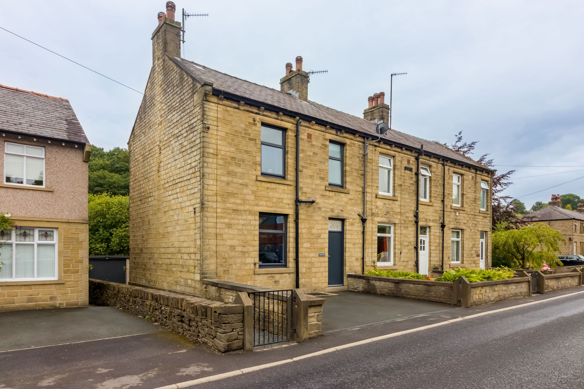 3 bed end terrace house for sale in New Mill Road, Brockholes