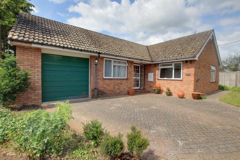 3 bed detached bungalow for sale in The Strouds, Beenham, Reading RG7