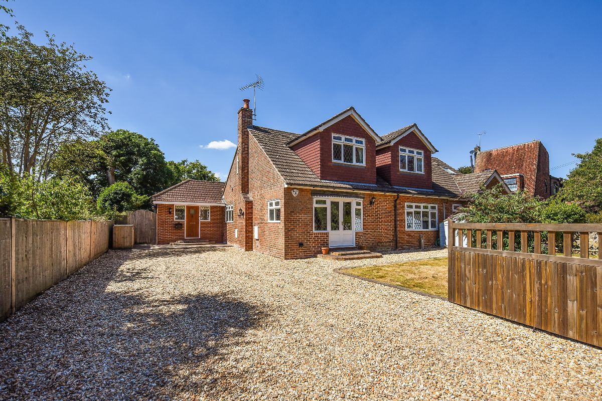 3 bed semidetached house for sale in Starlings, Church Path, Horndean