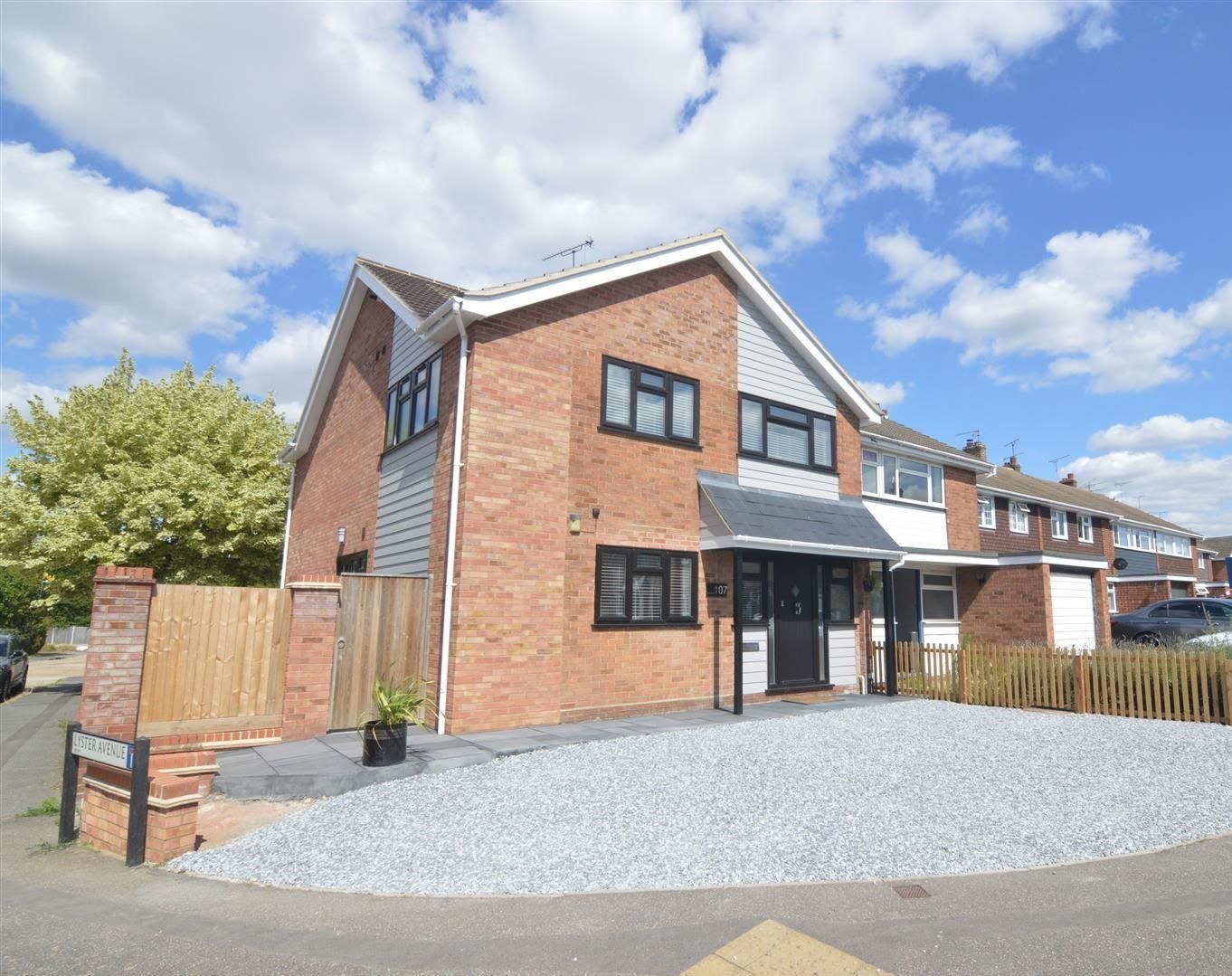 4 bed semidetached house for sale in Longmead Avenue, Great Baddow