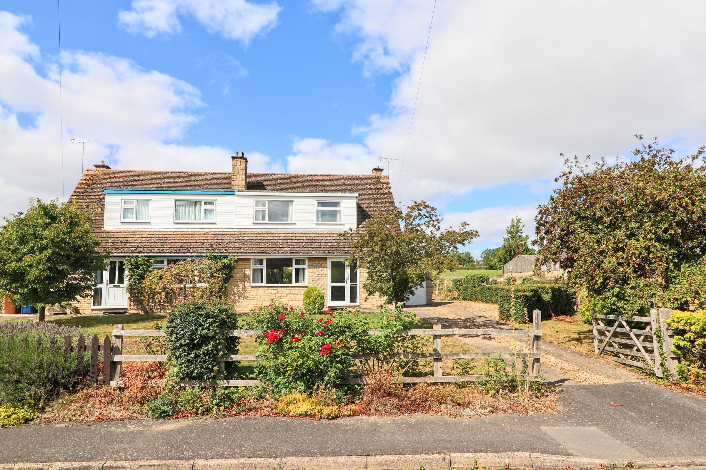 3 bed semidetached house for sale in Market Lane, Greet, Nr