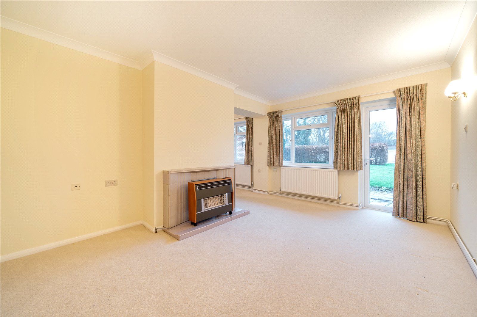 3 bed flat to rent in Parkwood Avenue, Esher KT10 Zoopla