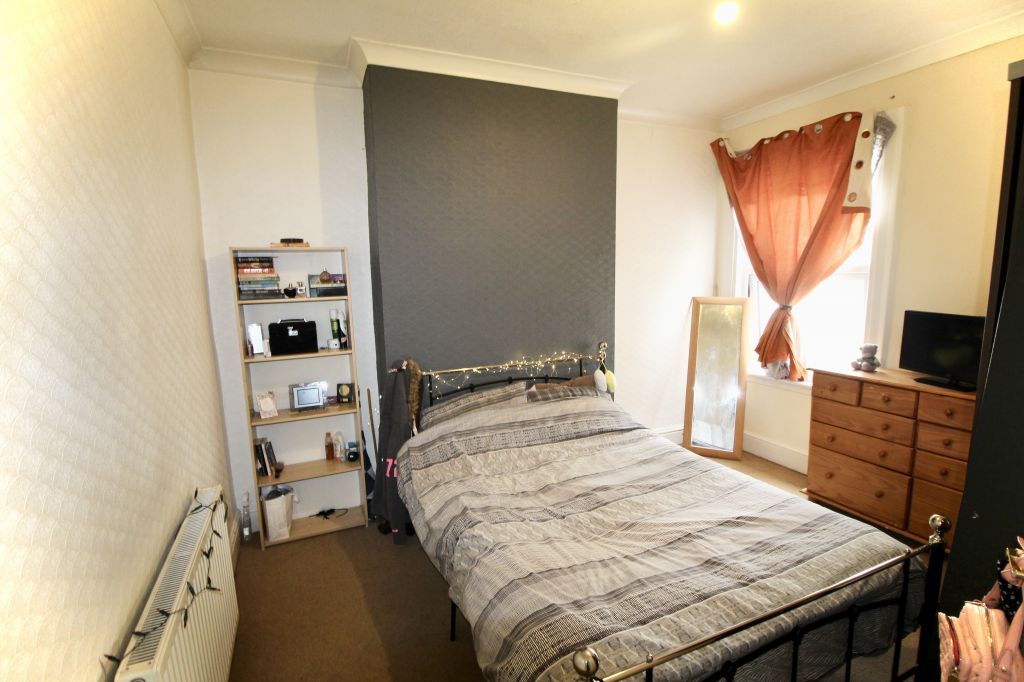 2 bed flat for sale in Burdett Avenue, WestcliffOnSea SS0 Zoopla