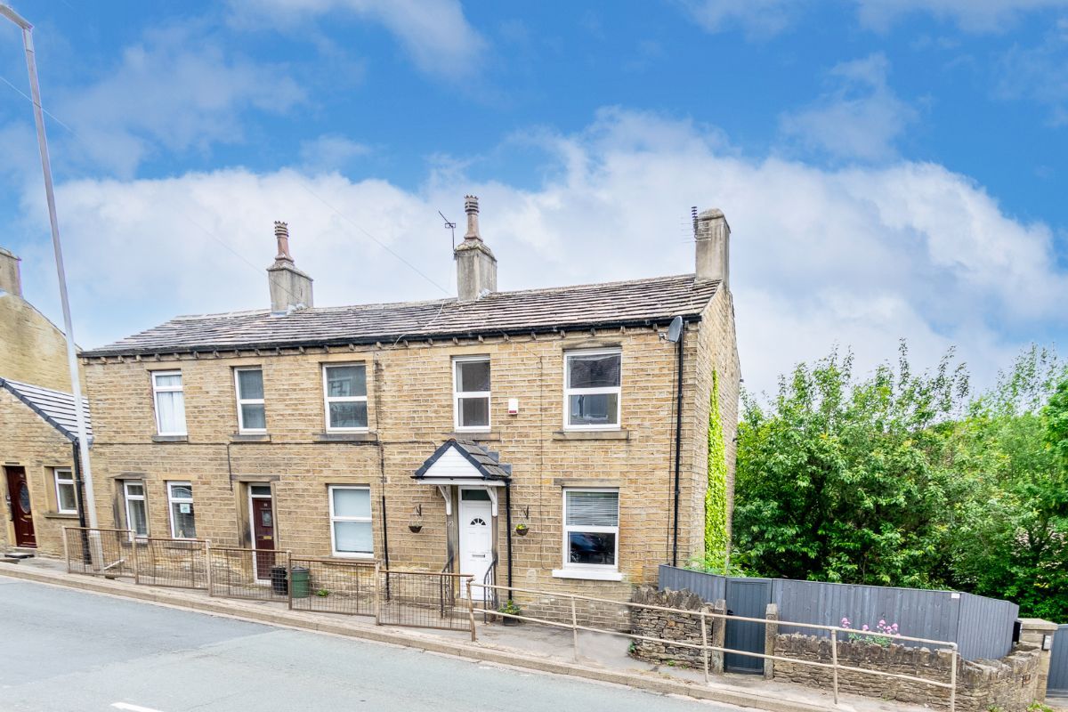 2 bed end terrace house for sale in Penistone Road, Kirkburton