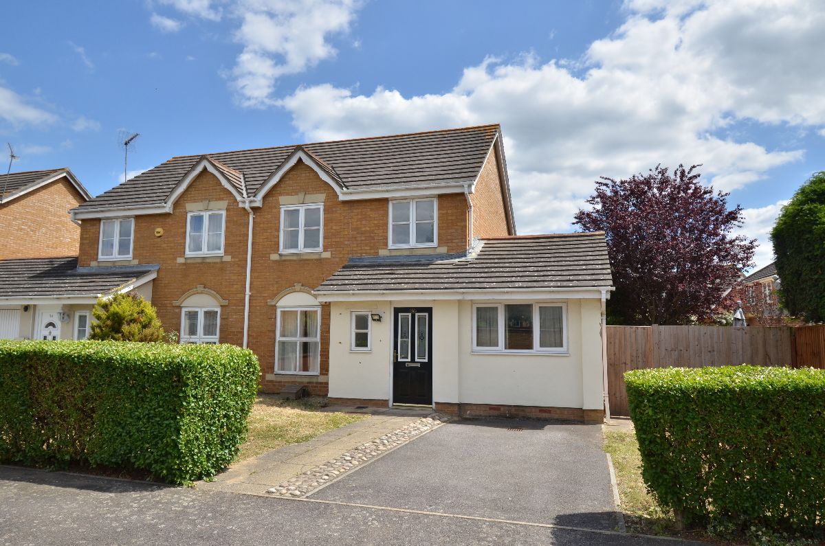 4 bed semidetached house to rent in Knightswood Road, Rainham RM13