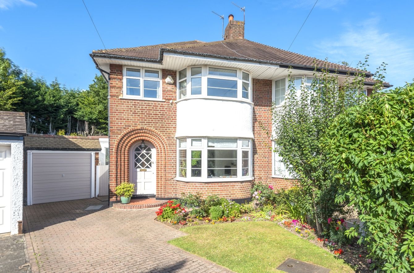 3 bed semidetached house for sale in Hawthorn Close, Petts Wood