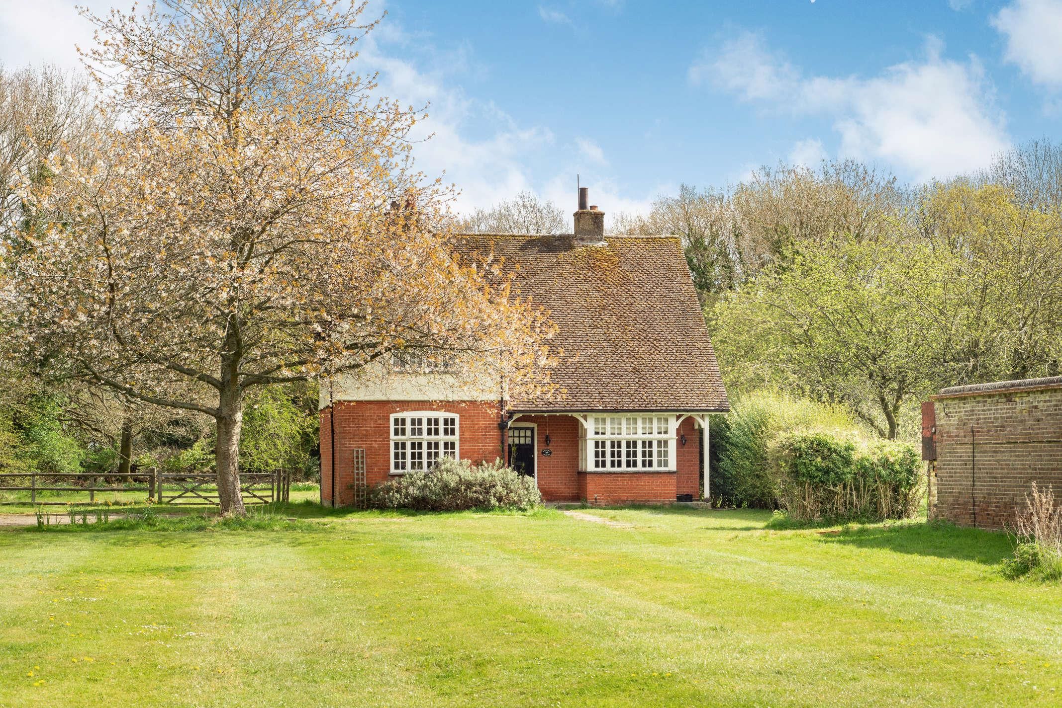 3 bed detached house for sale in Champneys, Wigginton, Tring