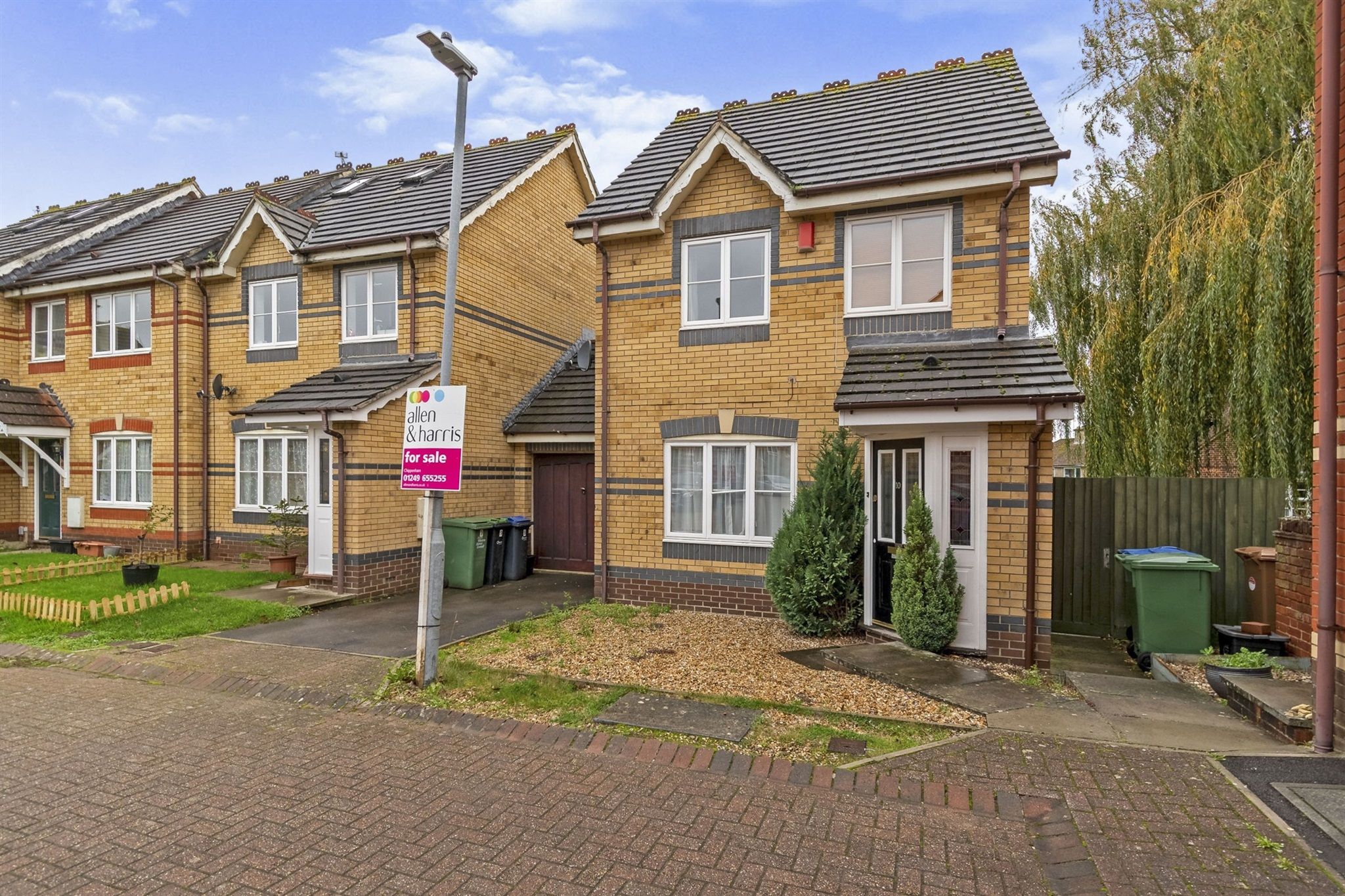 3 bed linkdetached house for sale in Kingham Close, Chippenham SN14