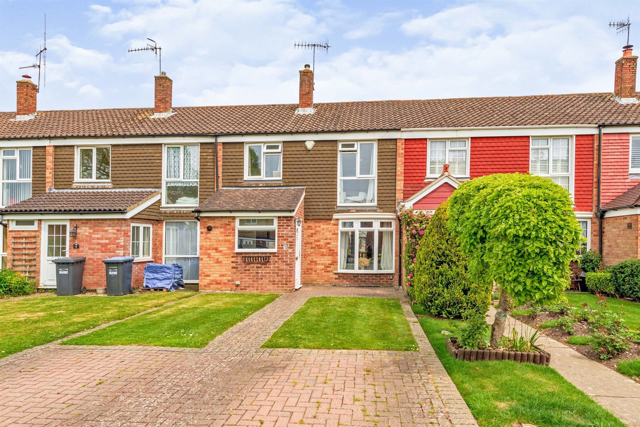 3 bed terraced house for sale in Bracken Close, Copthorne, Crawley RH10