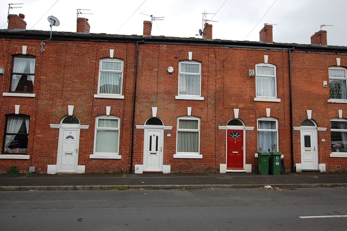 2 bed terraced house to rent in Waterloo Street, AshtonUnderLyne