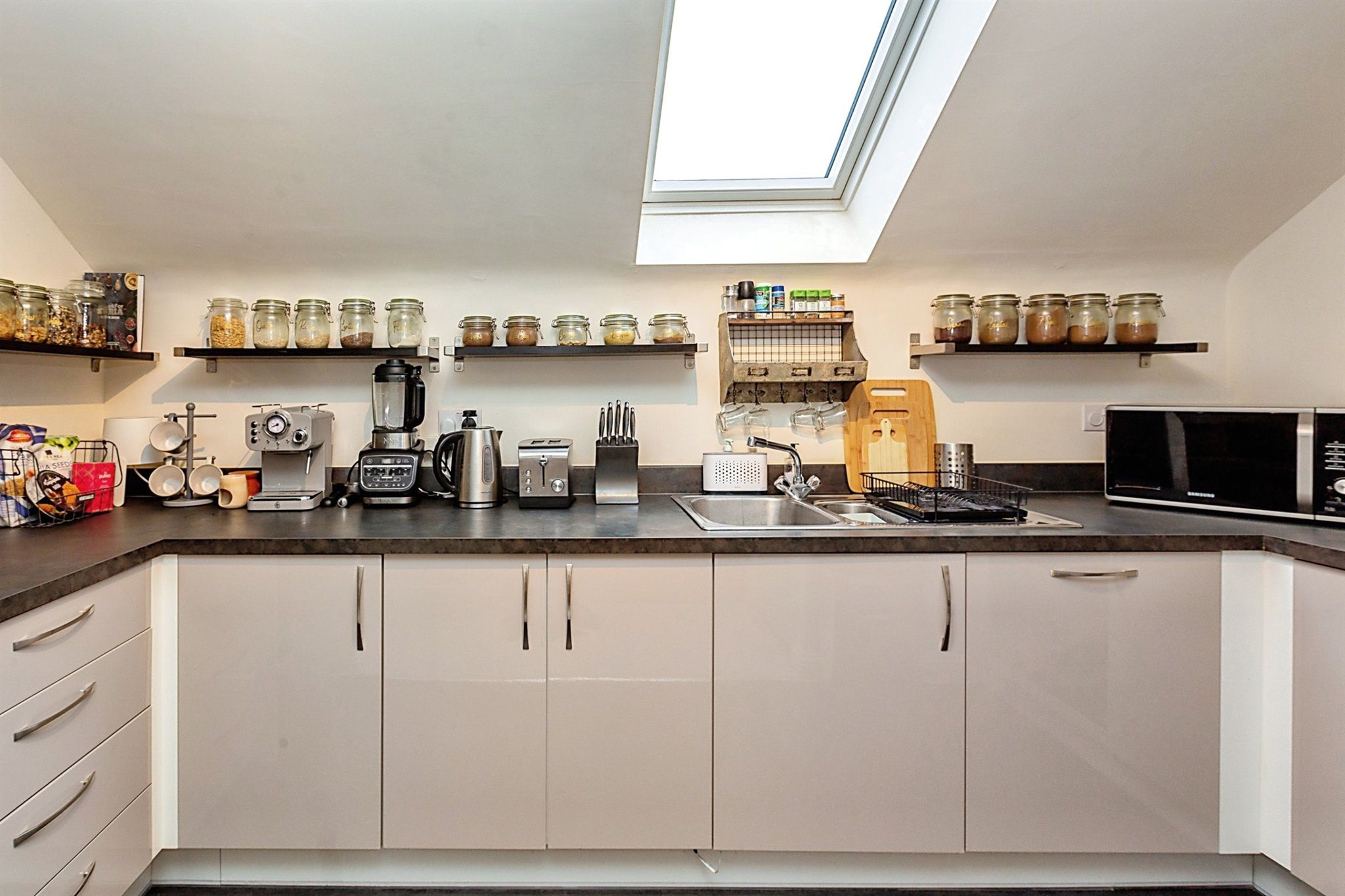 2 bed flat for sale in Bicester Road, Aylesbury HP19 Zoopla