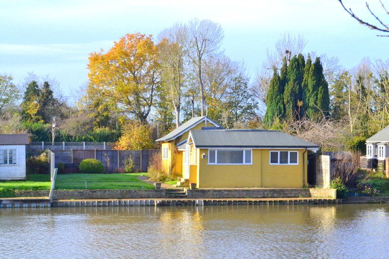 2 bed bungalow for sale in Laleham Reach, Chertsey KT16 Zoopla