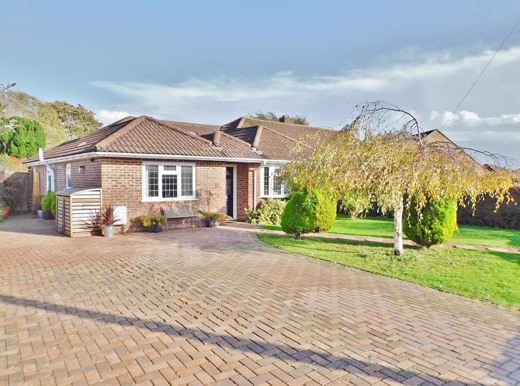 4 bed semidetached bungalow for sale in Wedgewood Close, Stubbington