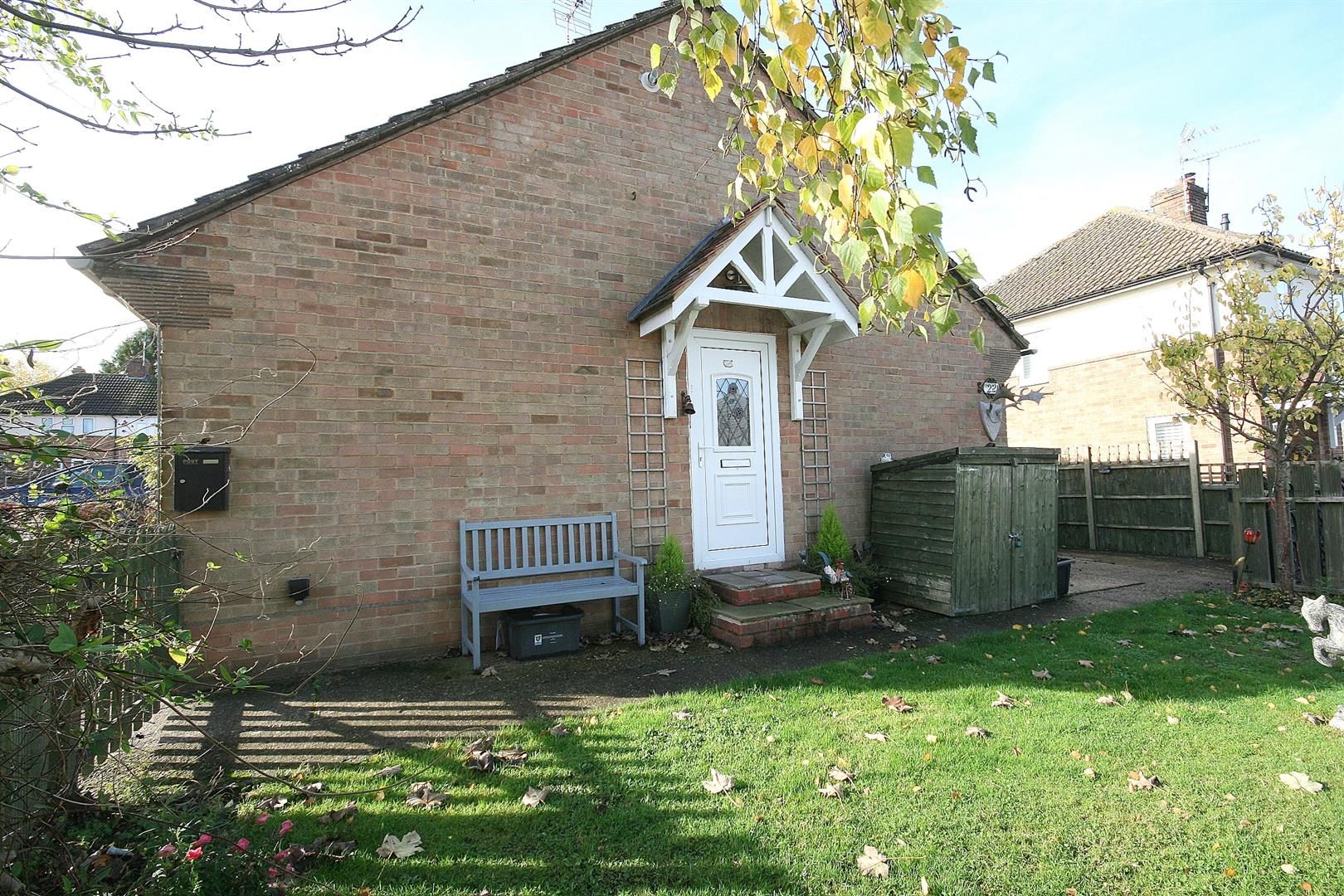 2 bed semidetached bungalow for sale in Chiltern Avenue, Edlesborough