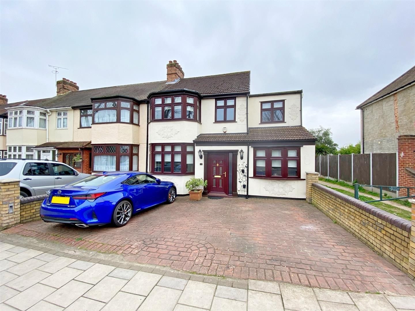 5 bed end terrace house for sale in Rush Green Road, Rush Green