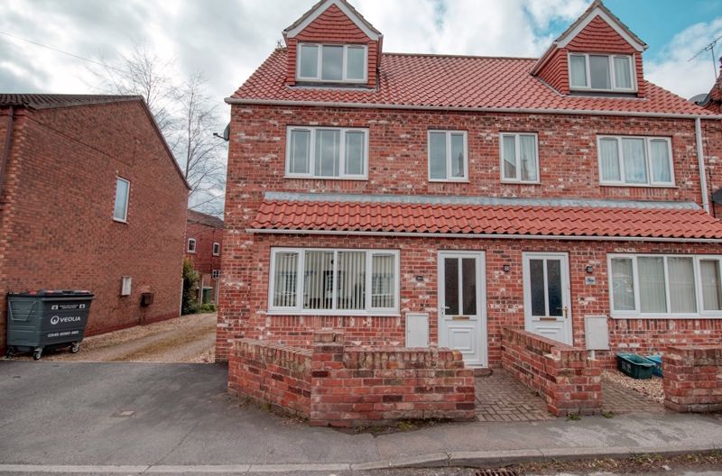 3 bed semidetached house for sale in Fieldside, Crowle, Scunthorpe