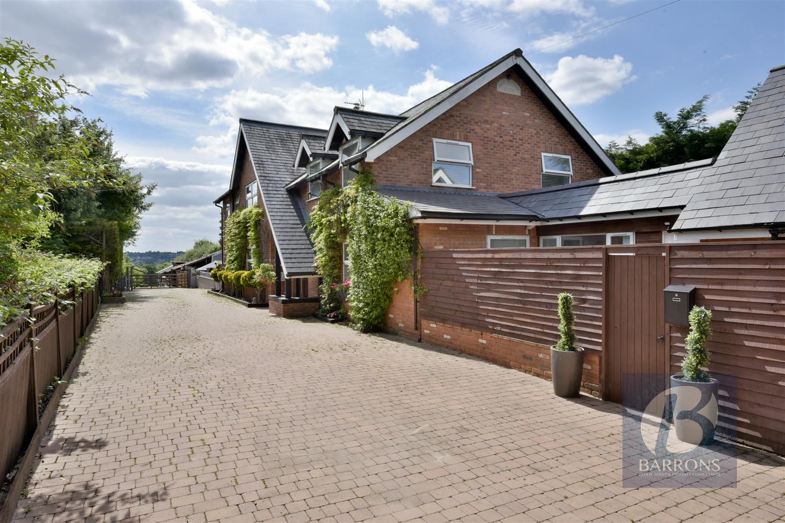 5 bed detached house for sale in Newgatestreet Road, Goffs Oak, Waltham